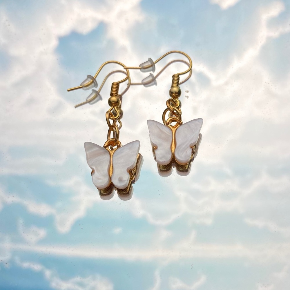 ❤️2/$10 white marble butterfly earrings!